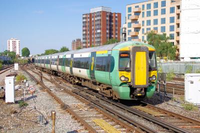 377154 at East Croydon. &copy; Shotts