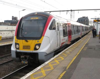 720125 at Bethnal Green. &copy; Geoff