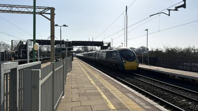 390009 at Cheddington. &copy; Luivery