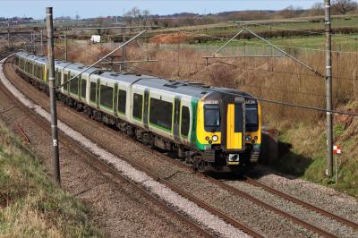 350241 at Acton Bridge (Cheshire). &copy; stevexos