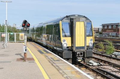 458412 at Clapham Junction. &copy; llamafish