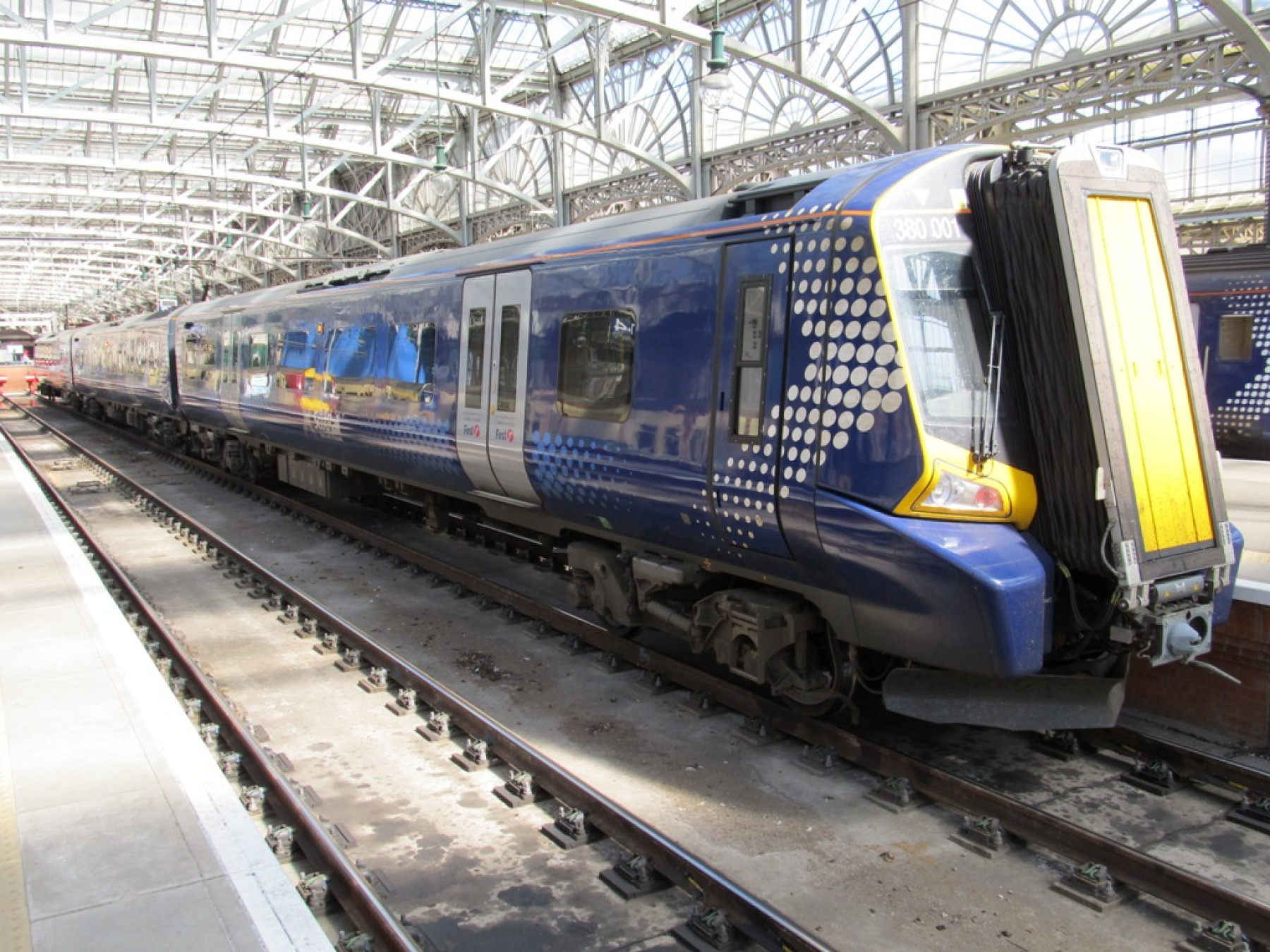 Photo of 380001 at Glasgow Central — trainlogger
