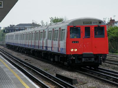 LU5074 at Dollis Hill. &copy; llamafish