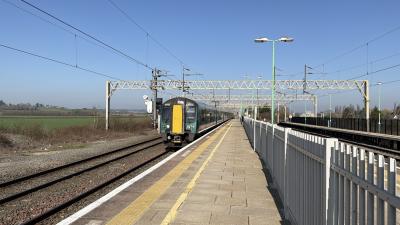 350120 at Cheddington. &copy; Luivery
