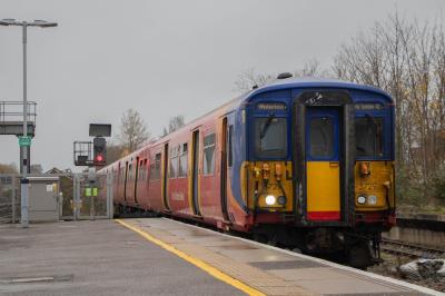 5729 at Surbiton. &copy; Zain