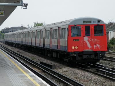 LU5151 at Dollis Hill. &copy; llamafish