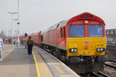 66658 at Clapham Junction. &copy; Zain