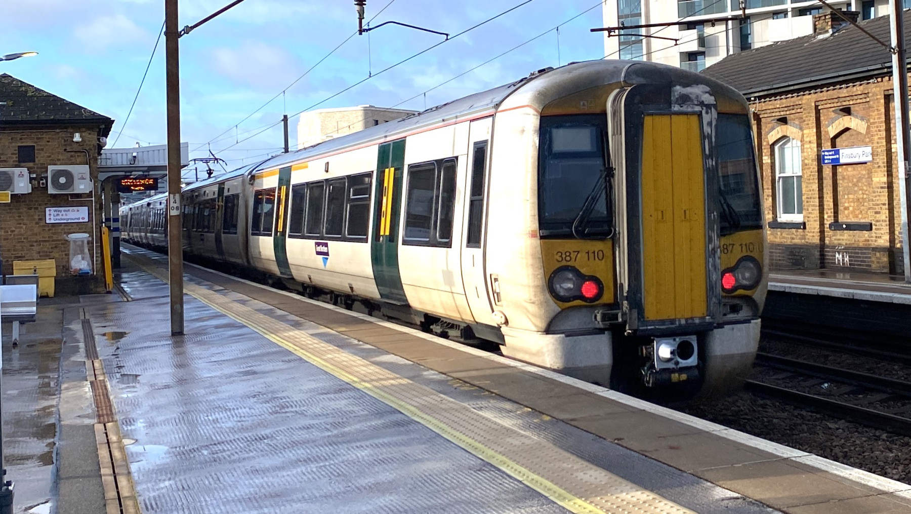 Photo of 387110 at Finsbury Park — trainlogger