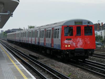 LU5207 at Dollis Hill. &copy; llamafish