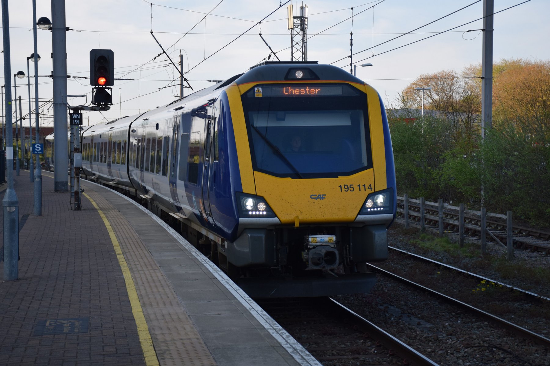 Photo of 195114 at Warrington Bank Quay — trainlogger