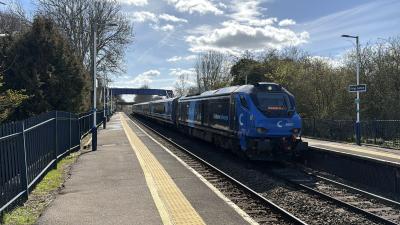 68027 at Kings Sutton. &copy; Luivery
