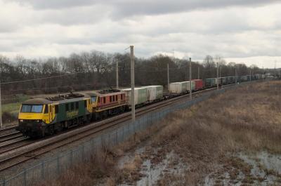 90042 at Winwick. &copy; stevexos