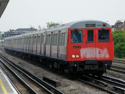 LU5038 at Dollis Hill. &copy; llamafish