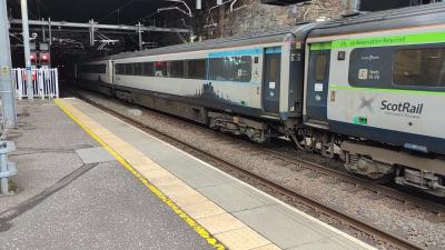42268 coach at Glasgow Queen Street. &copy; Geoff
