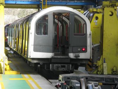 LU92084 at Hainault LU depot. &copy; Byron5574