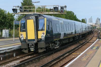 458420 at Clapham Junction. &copy; llamafish