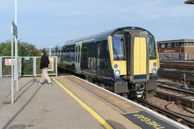 458414 at Clapham Junction. &copy; llamafish