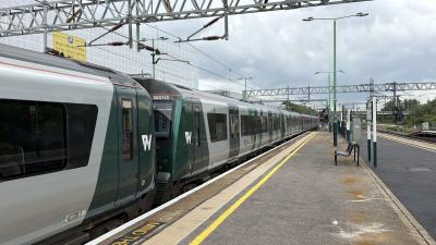350113 at Milton Keynes Central. &copy; Luivery