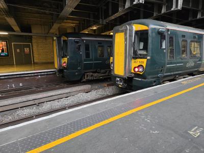 387169,387153 at London Paddington. &copy; MikeMOL
