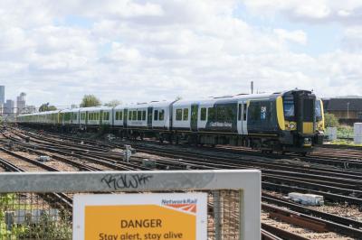 450050 at Clapham Junction. &copy; llamafish