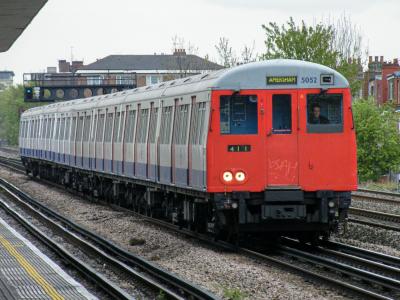 LU5052 at Dollis Hill. &copy; llamafish