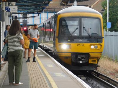 165116 at Guildford. &copy; Trainman5862