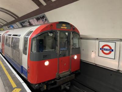 LU140 at Earl's Court (LU). &copy; Pistolpete008