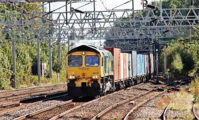 66519 at Rugeley Trent Valley. &copy; stevexos