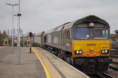 66316 at Clapham Junction. &copy; Zain