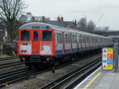LU5034 at Dollis Hill. &copy; llamafish
