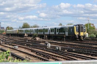 450042 at Clapham Junction. &copy; llamafish