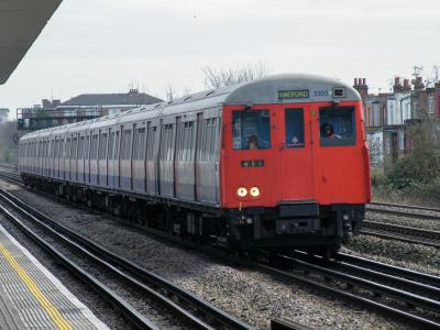 LU5105 at Dollis Hill. &copy; llamafish