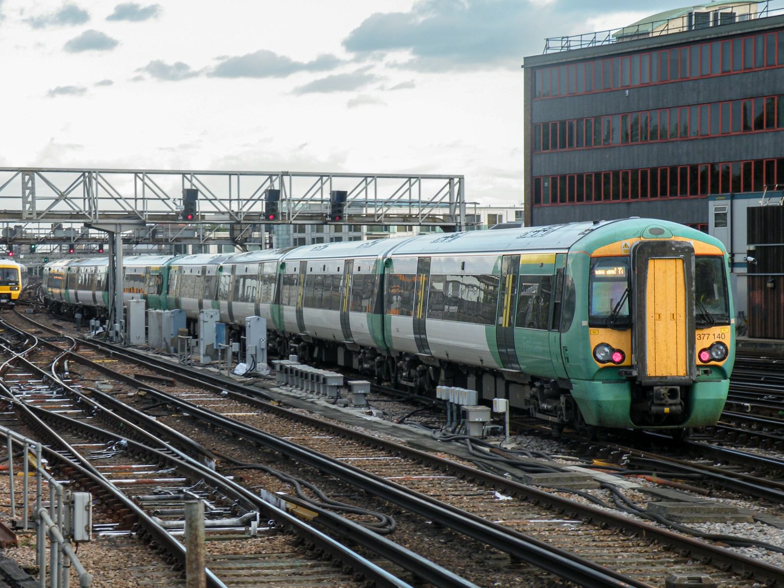 Photo of 377140 at London Bridge — trainlogger