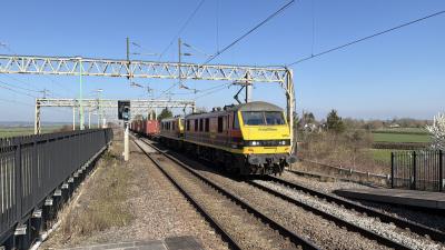 90009 at Cheddington. &copy; Luivery
