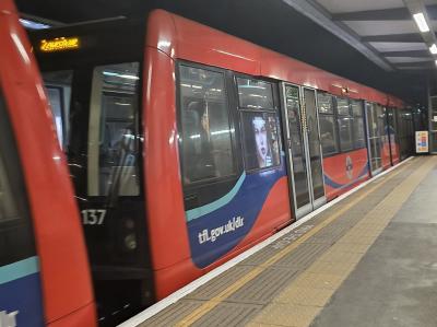 DLR 137 at Limehouse DLR. &copy; MikeMOL