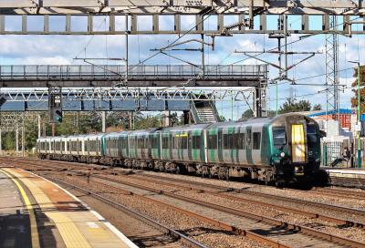 350372 at Rugeley Trent Valley. &copy; stevexos
