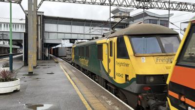 90042 at Nuneaton. &copy; Luivery