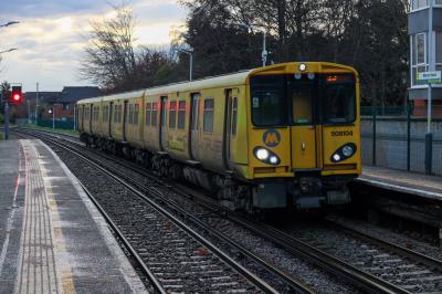 508104 at Manor Road. &copy; South Coast Trainspotter