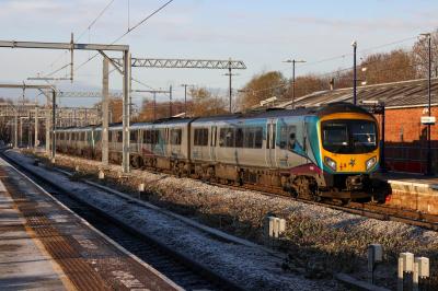 185132 at Stalybridge. &copy; South Coast Trainspotter