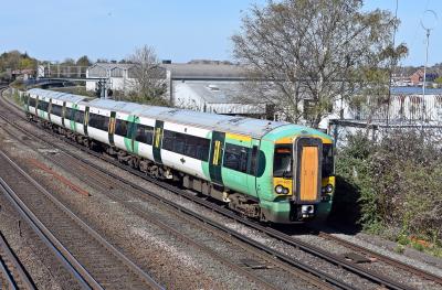 377405 at Mount Pleasant crossing. &copy; Bestieboy