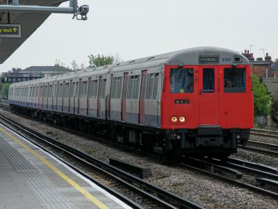 LU5189 at Dollis Hill. &copy; llamafish