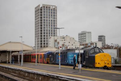 37800,5706 at Clapham Junction. &copy; Zain
