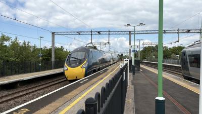 390011 at Wolverton. &copy; Luivery