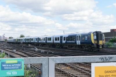 450054 at Clapham Junction. &copy; llamafish