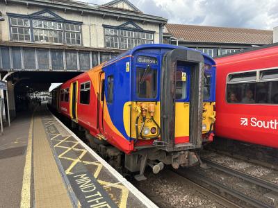 5728 at Clapham Junction. &copy; Cookey84