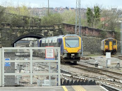 195004 at Sheffield. &copy; Luivery