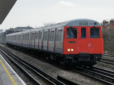 LU5141 at Dollis Hill. &copy; llamafish