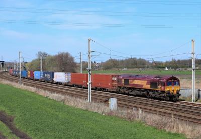 66075 at Winwick. &copy; stevexos