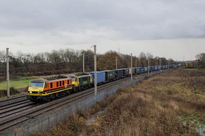 90008 at Winwick. &copy; stevexos