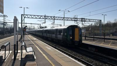 350113 at Milton Keynes Central. &copy; Luivery